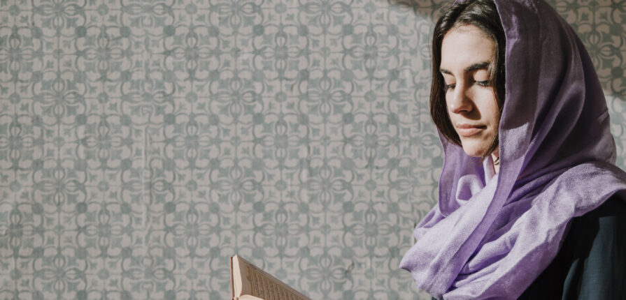 Mujer musulmana leyendo el Corán