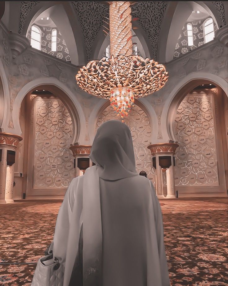 Mujer musulmana rezando en la mezquita.