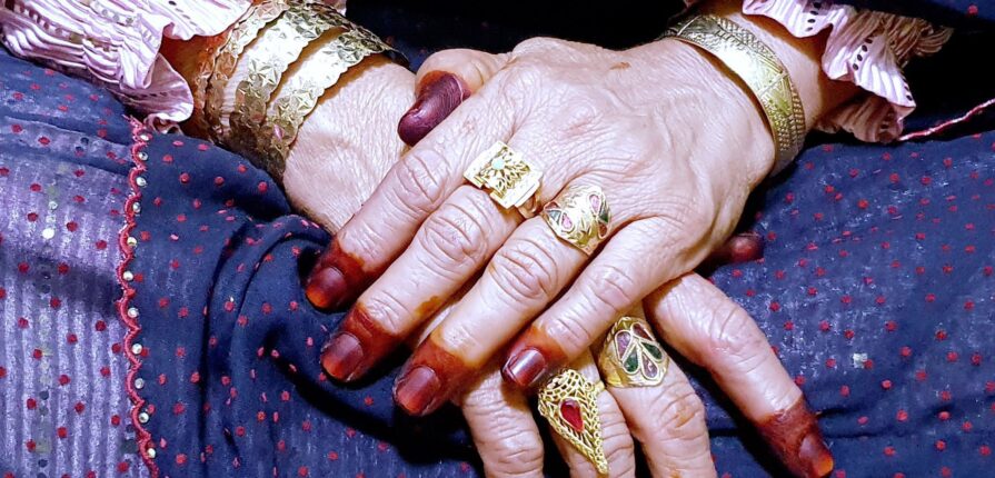 Una mujer arabe con diseños de henna intrincados que incluyen motivos florales y elementos tradicionales de diseño de henna