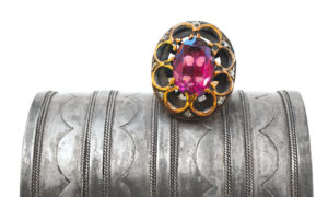un anillo antiguos colocados sobre un brazalete