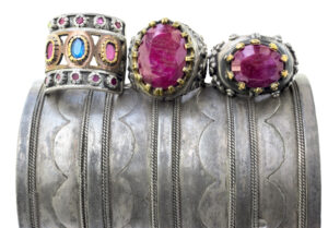 Tres anillos antiguos colocados sobre un brazalete