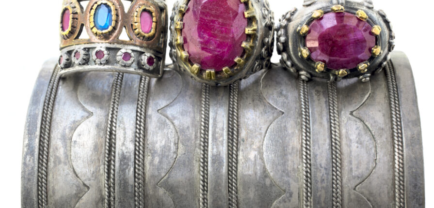 Tres anillos antiguos colocados sobre un brazalete